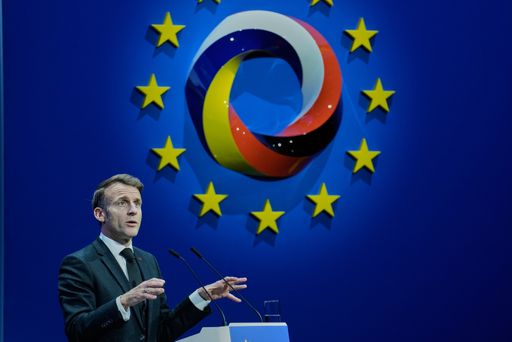 Macron calls the online world 'Wild West' for European teenagers, urges measures - TRT World
